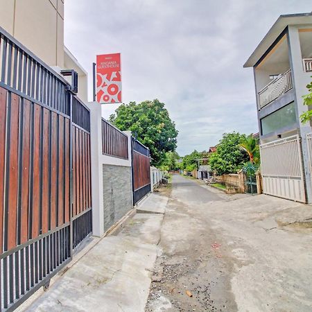 Oyo 90820 Madania Guesthouse Syariah Mataram Exteriör bild
