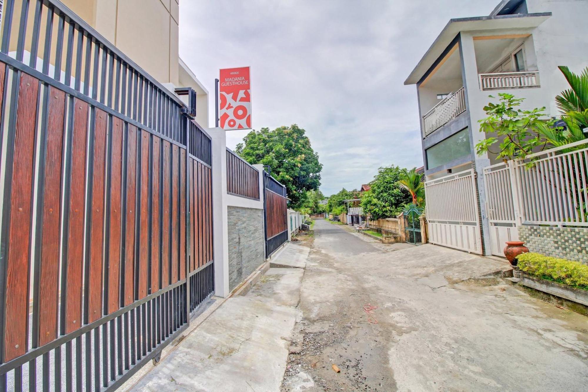 Oyo 90820 Madania Guesthouse Syariah Mataram Exteriör bild