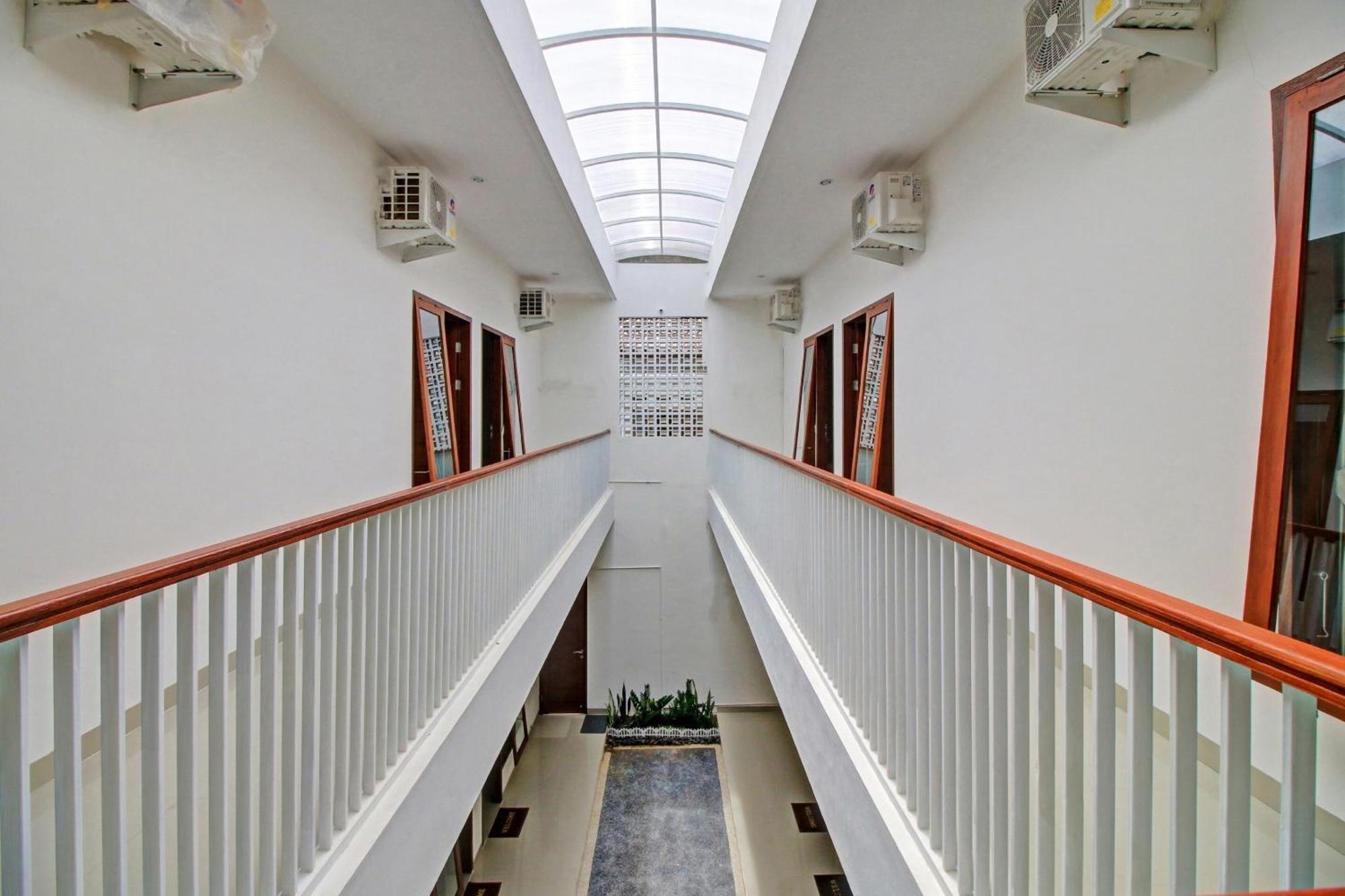 Oyo 90820 Madania Guesthouse Syariah Mataram Exteriör bild