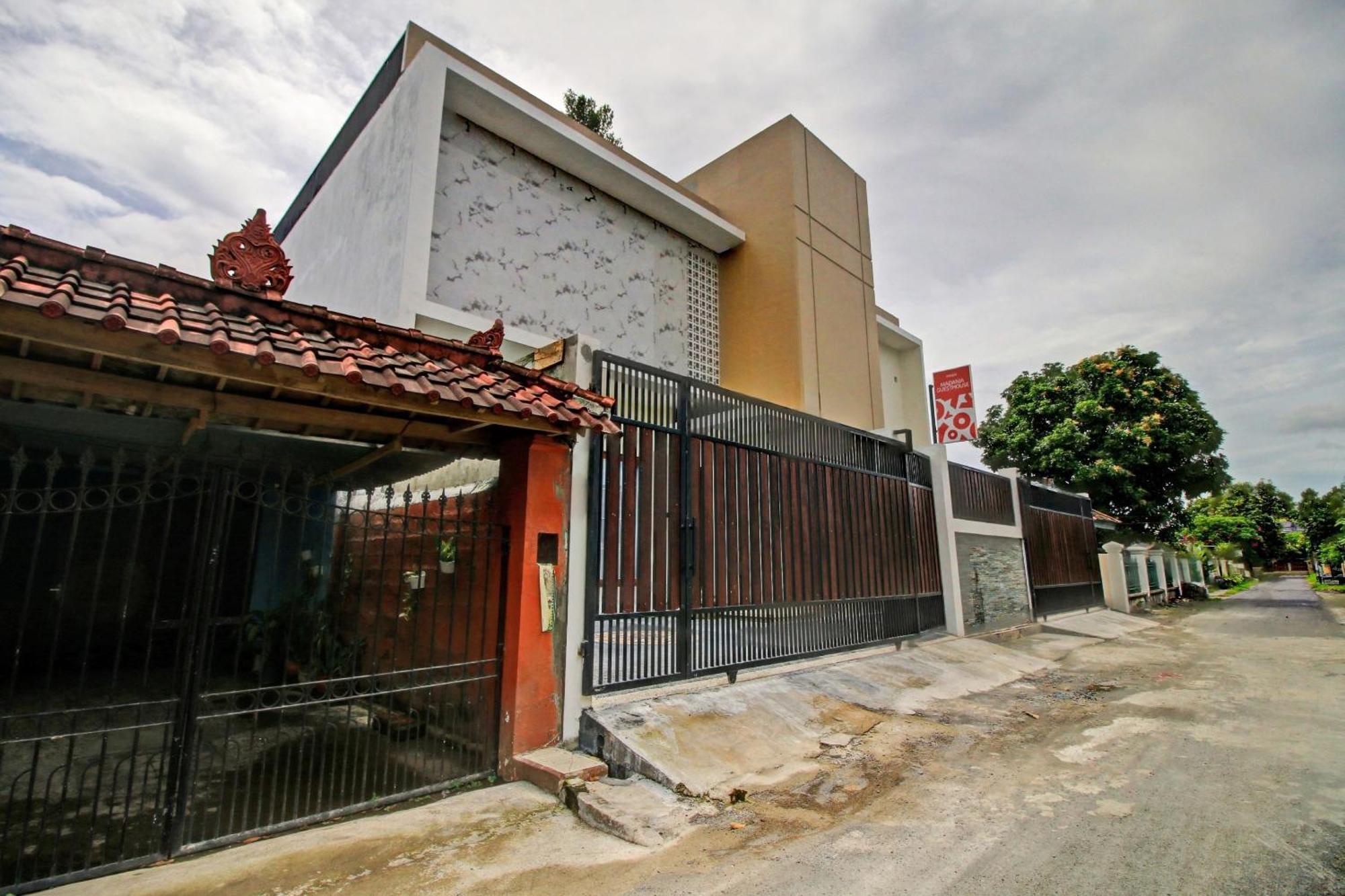 Oyo 90820 Madania Guesthouse Syariah Mataram Exteriör bild