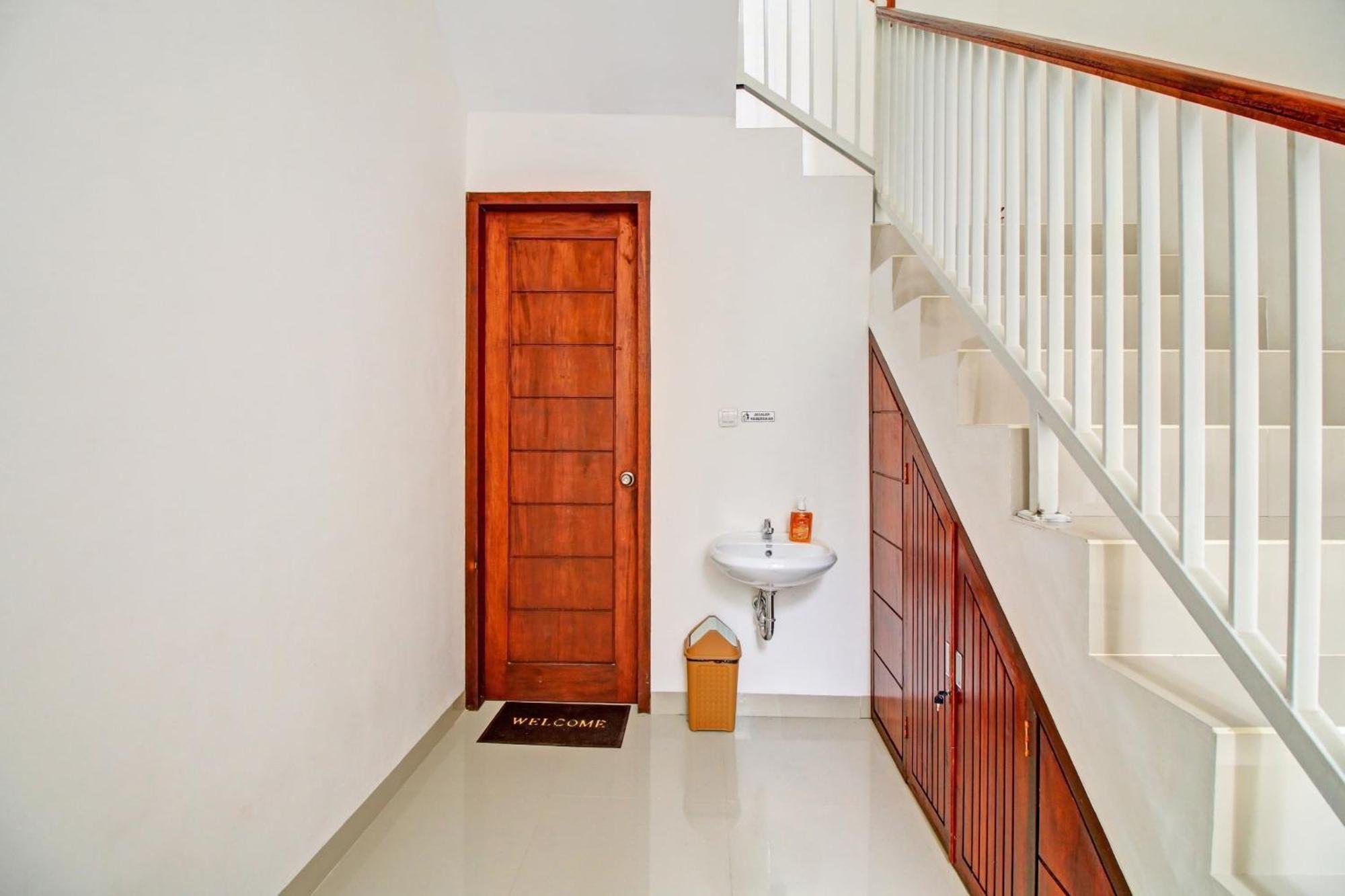 Oyo 90820 Madania Guesthouse Syariah Mataram Exteriör bild