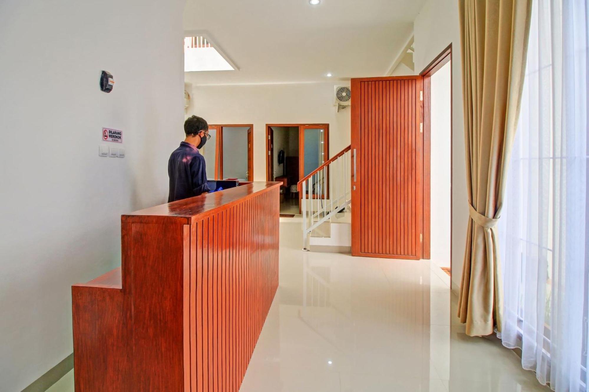 Oyo 90820 Madania Guesthouse Syariah Mataram Exteriör bild
